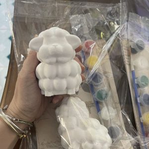 be Tô tượng thạch cao – Set tượng cừu xinh xắn kèm dây màu và cọ